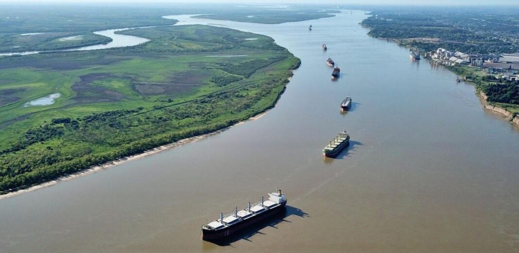 Buque navegando por la Hidrovía Paraná-Paraguay
