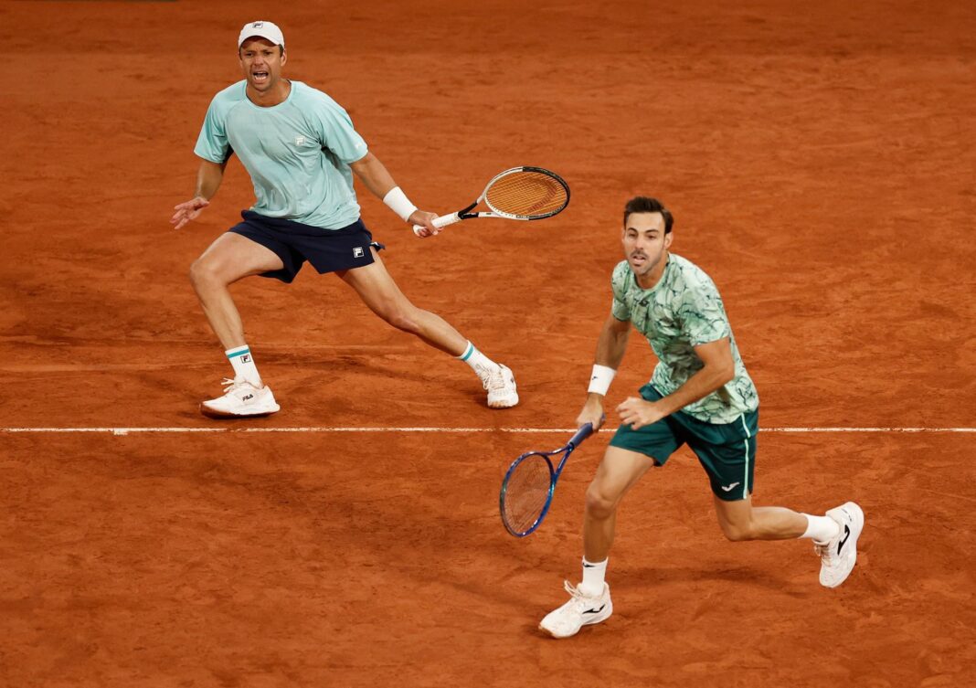 Horacio Zeballos y Marcel Granollers celebrando el título en Roland Garros