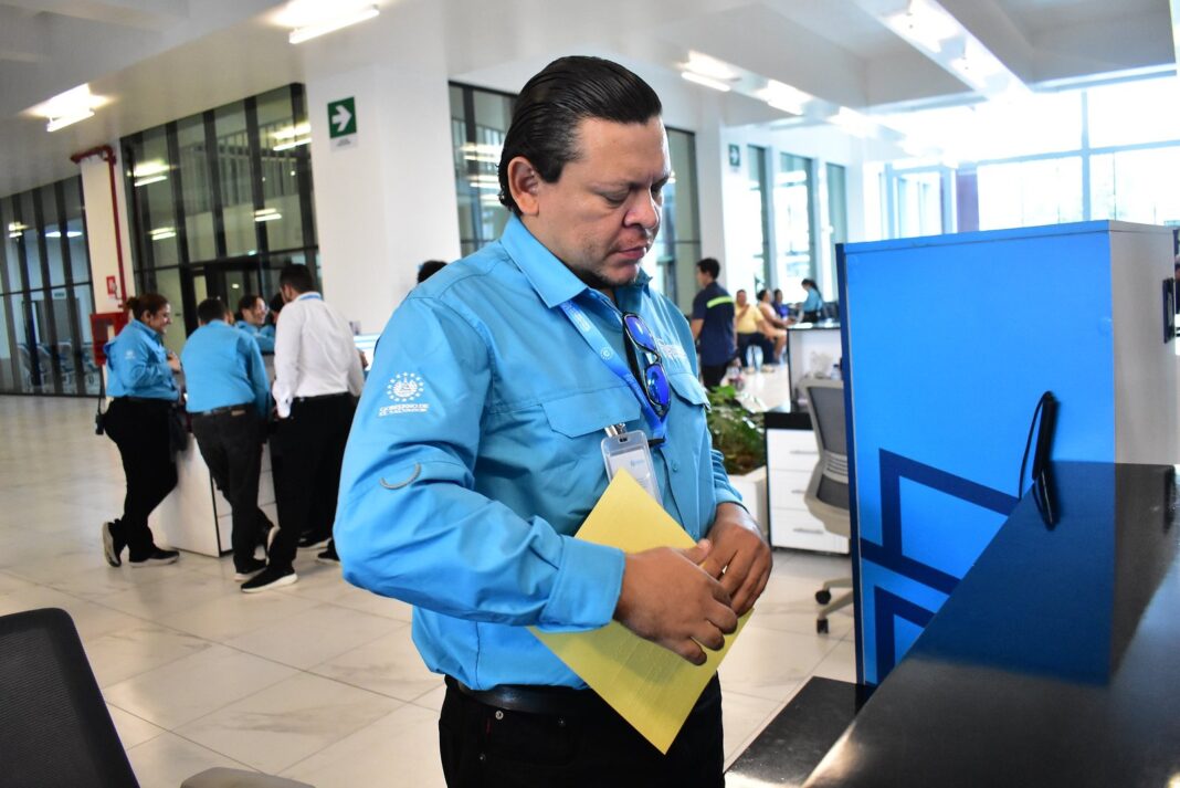 Empleado ciego leyendo en Braille una cita médica en el Hospital Rosales de San Salvador