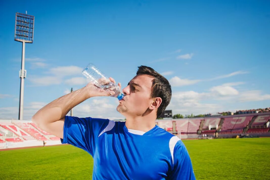 Jugadores de fútbol realizando una pausa de hidratación durante un partido del Mundial 2026