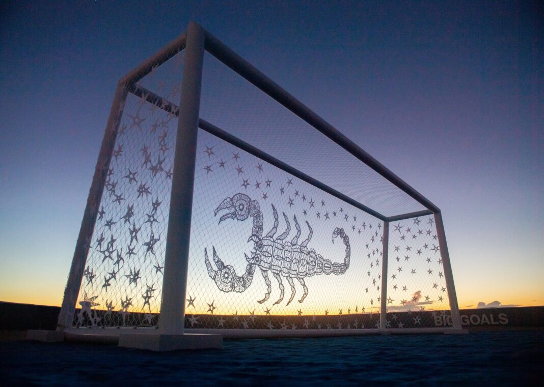 Instalación Big Goals en South Beach con arcos tejidos al crochet