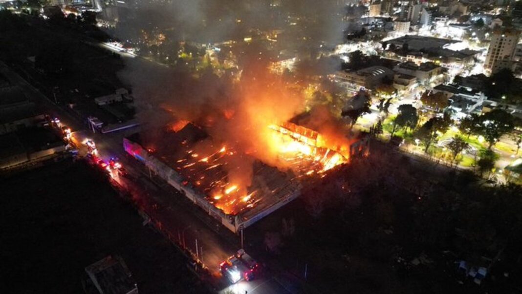 Incendio en el depósito de un supermercado en Cipolletti, Río Negro