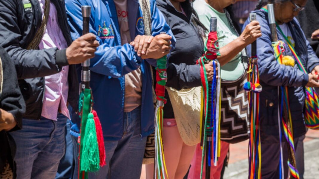 Representantes indígenas colombianos en pronunciamiento público