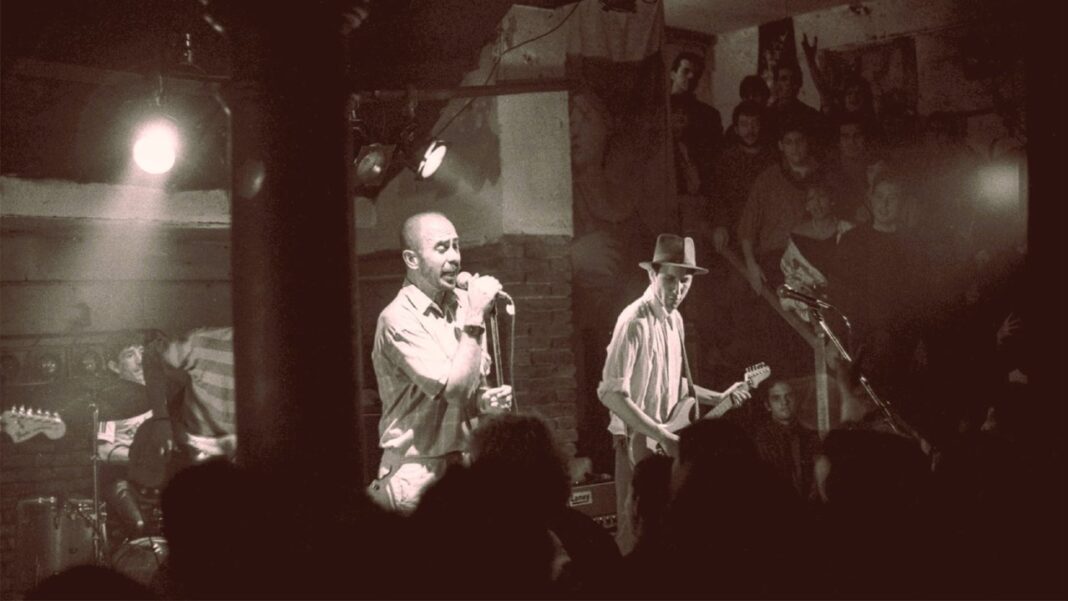 El Indio Solari tocando con Los Redondos en el Parakultural en 1986
