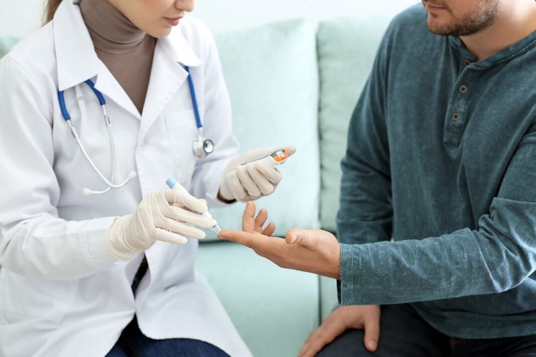 Persona con diabetes revisando su nivel de glucosa en sangre