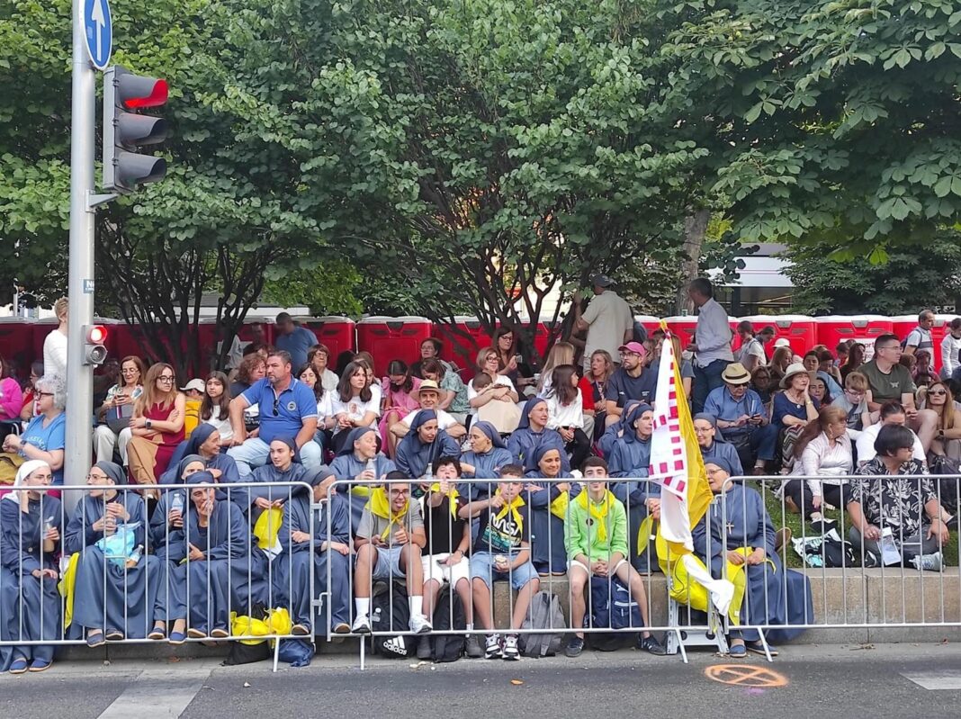 Jóvenes con mochilas y esterillas en fila en Atocha, Madrid, durante la visita del Papa León XIV