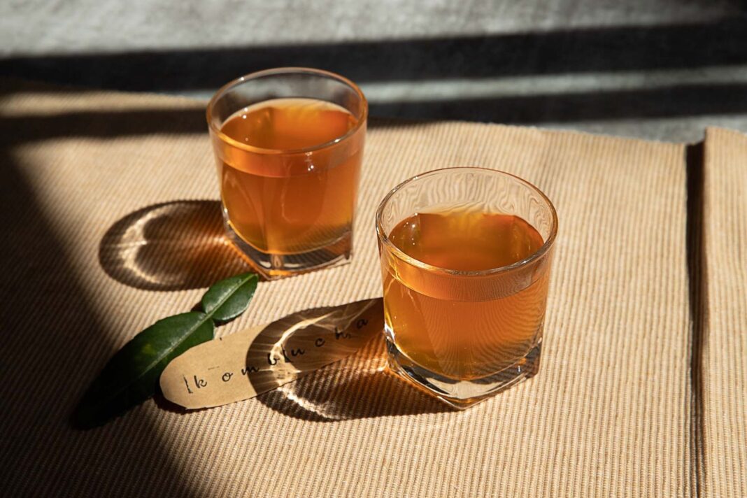Vaso de kombucha con rodajas de limón y jengibre