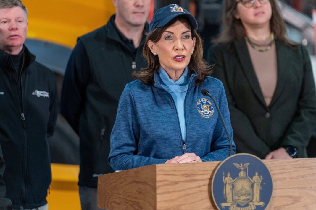 Gobernadora Kathy Hochul firma ley de inteligencia artificial en Nueva York