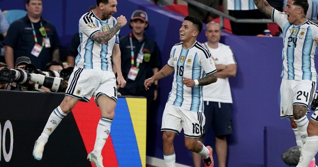 Lionel Messi celebra un gol durante el partido Argentina vs Argelia en Kansas
