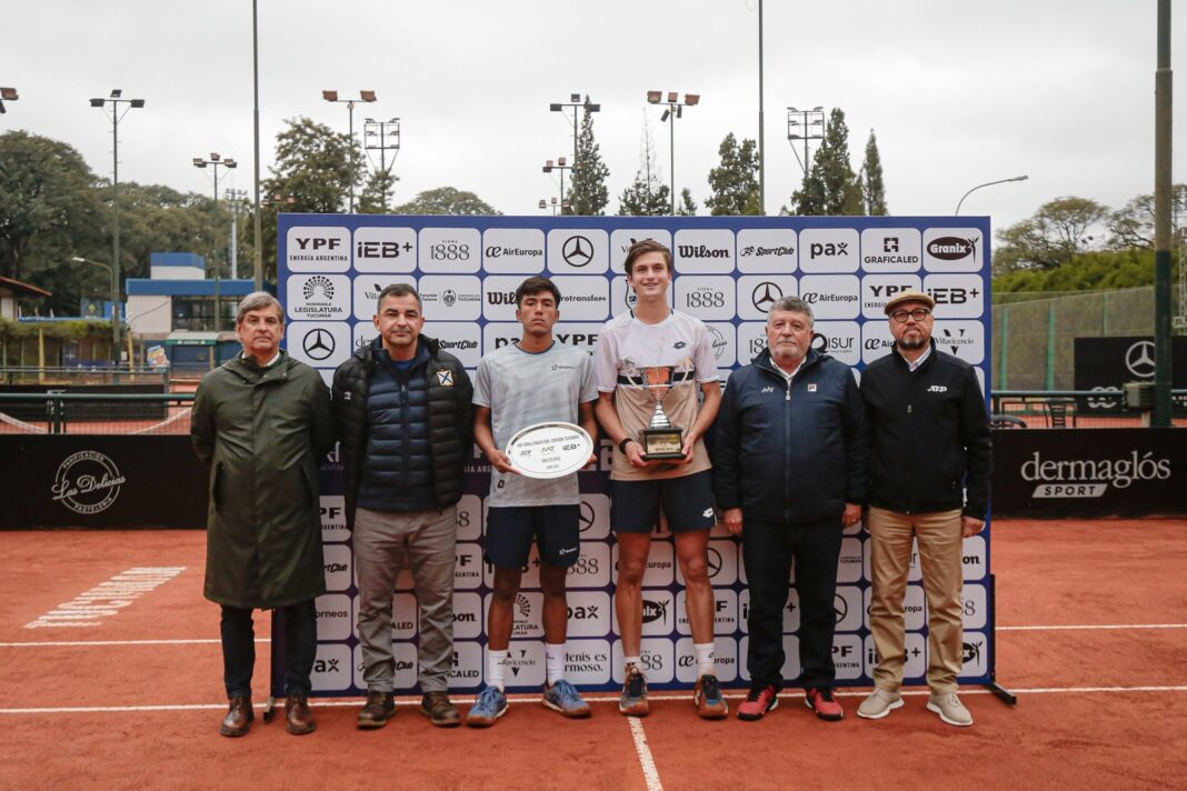 Luciano Ambrogi con el trofeo del AAT Challenger Tucumán
