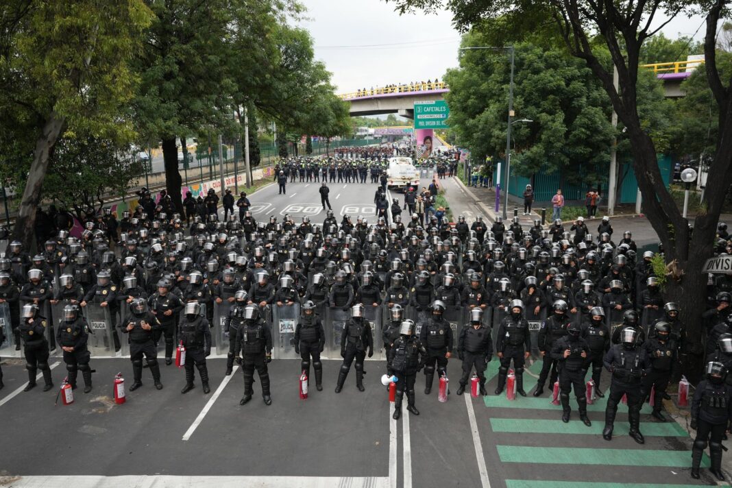 Manifestantes de la CNTE bloquean avenida frente al estadio Azteca en Ciudad de México