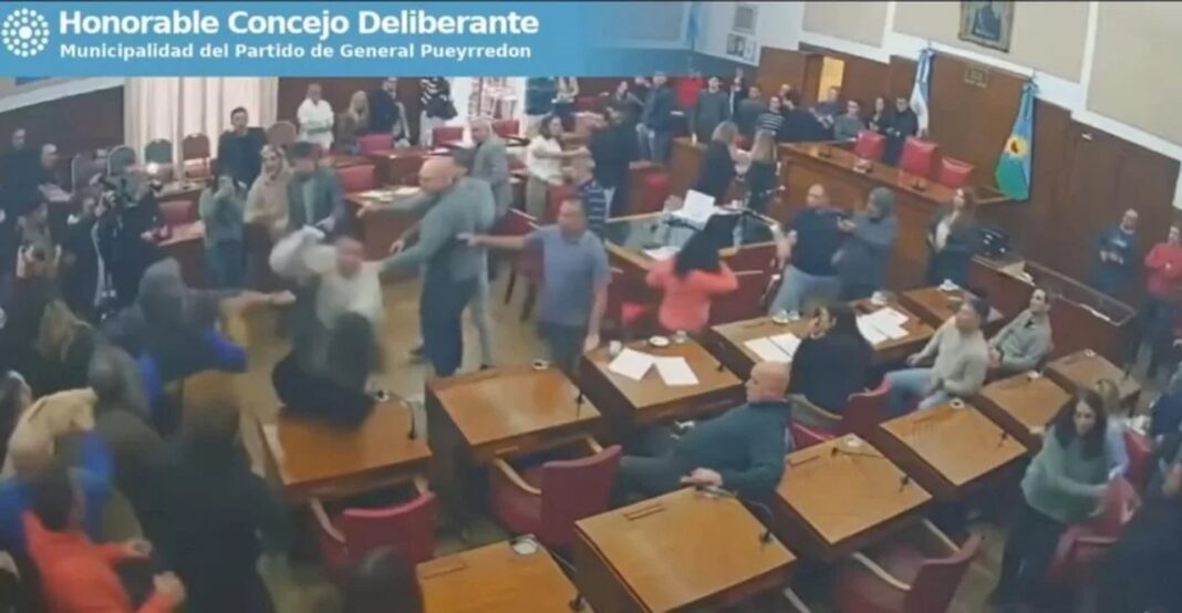 Enfrentamiento entre taxistas, remiseros y choferes de aplicaciones en el Concejo Deliberante de Mar del Plata