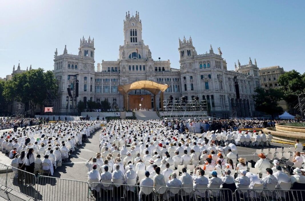 Papa León XIV en la plaza de Cibeles de Madrid durante la misa del Corpus Christi