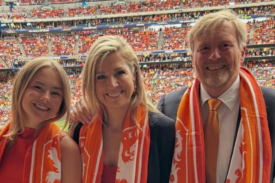 Los reyes Guillermo Alejandro y Máxima Zorreguieta con la princesa Ariane en el Estadio Houston durante el partido Países Bajos vs Suecia