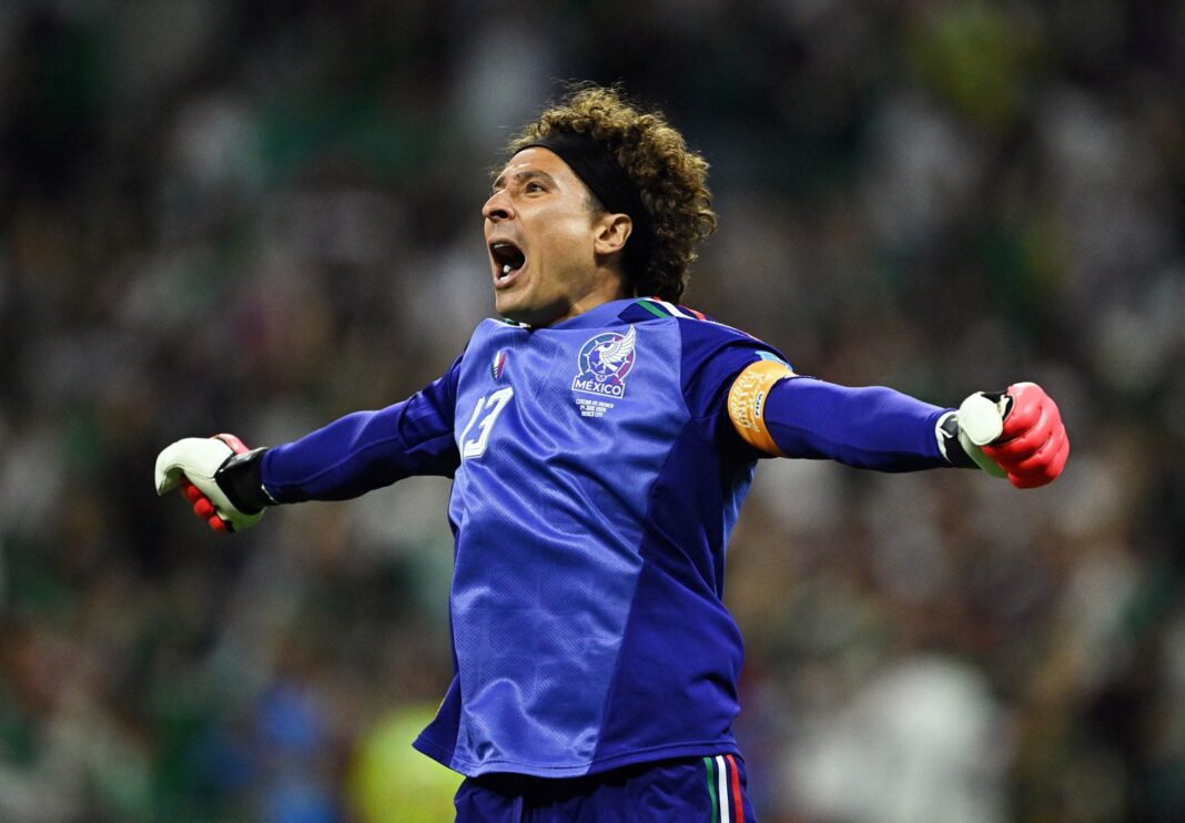 Guillermo Ochoa de rodillas en el campo del Estadio Ciudad de México durante su despedida de la selección mexicana