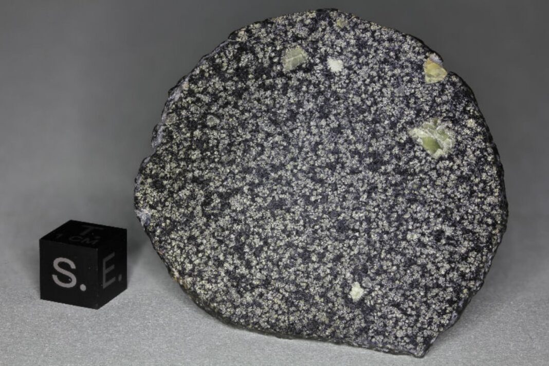 Meteorito NWA 12774 recuperado en el desierto del Sahara