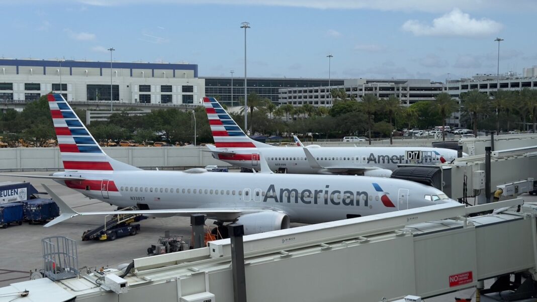 Vista aérea del Aeropuerto Internacional de Miami con señalización de desvíos viales