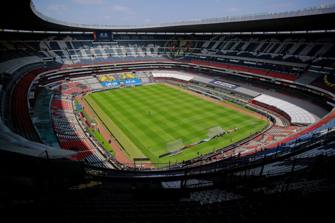 Estadio Azteca iluminado con luces de colores durante un evento previo al Mundial 2026