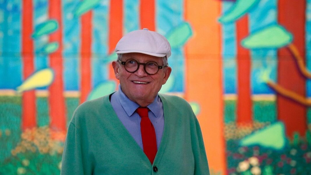 David Hockney en su estudio, con obras de arte de fondo