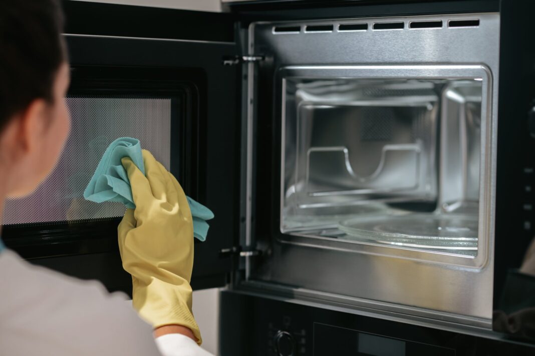 Horno limpio con sal y limón