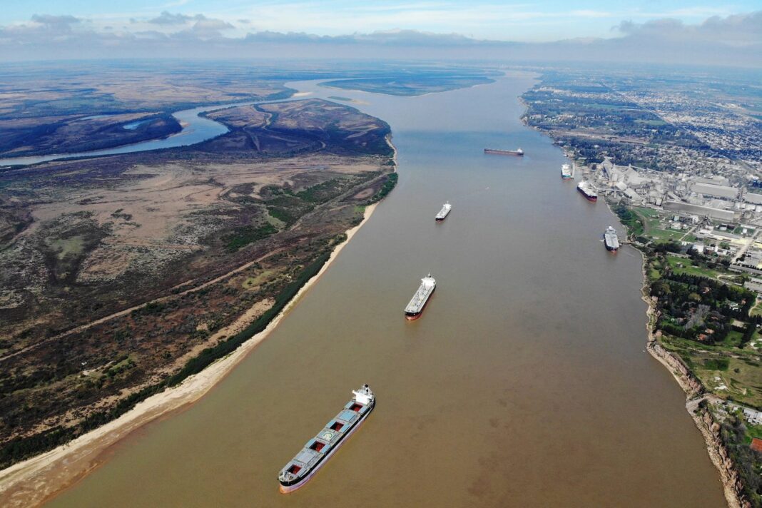 Imagen de la Hidrovía con barcos de carga