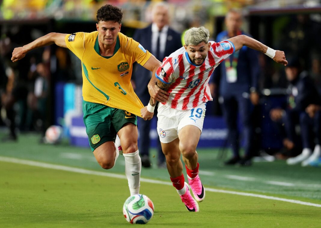 Jugadores de Paraguay y Australia disputan el balón durante el partido del Grupo D del Mundial 2026