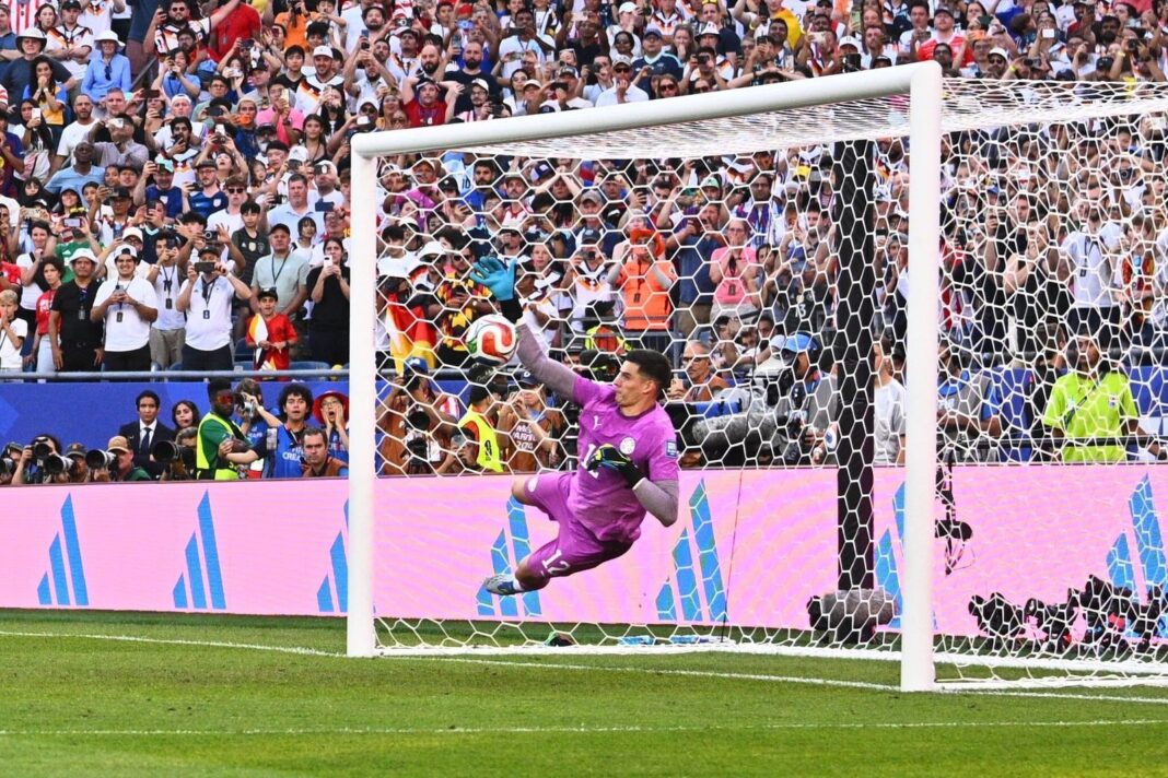 Orlando Gill atajando un penal en el partido entre Paraguay y Alemania por el Mundial 2026