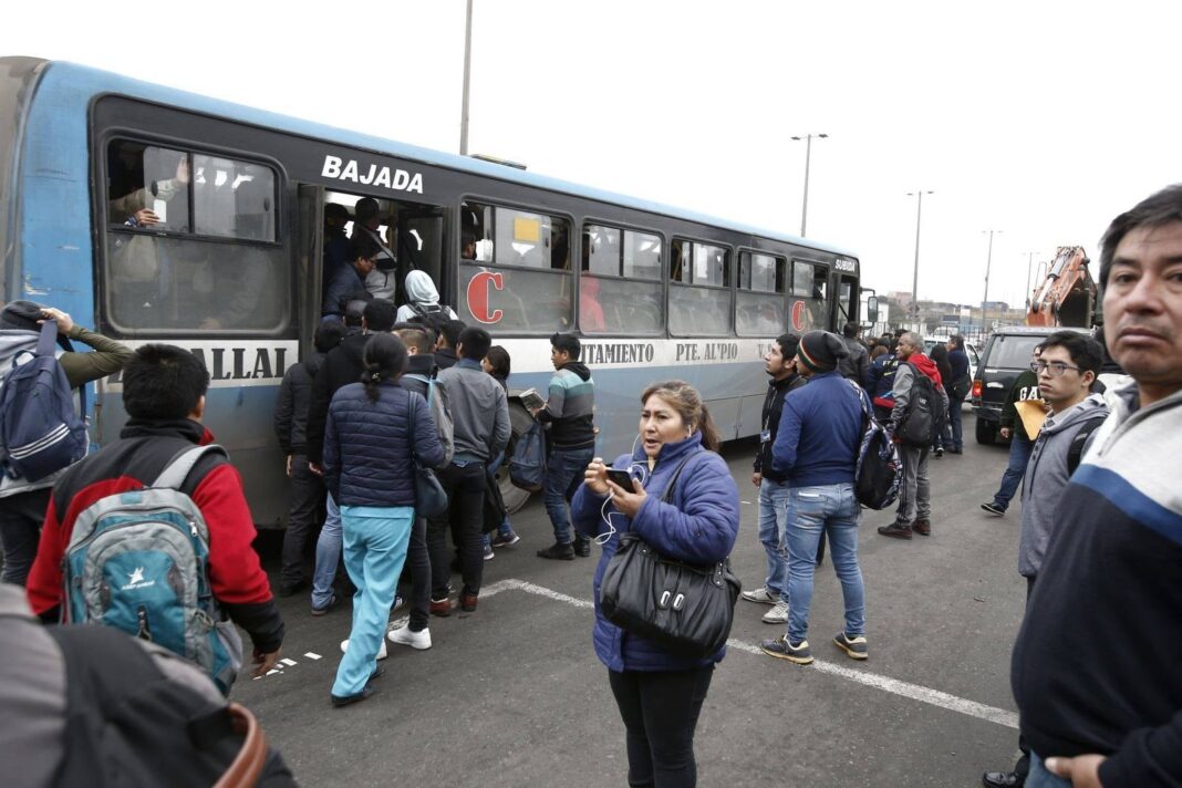 Reunión de representantes de transportistas y autoridades del MTC y ATU en Lima