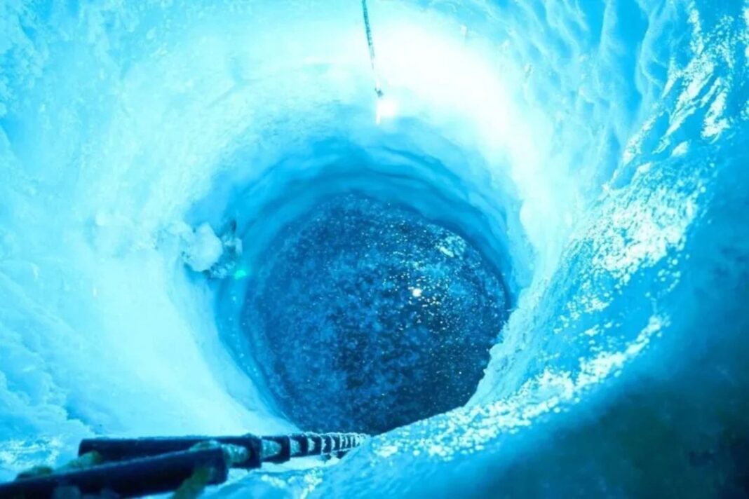 Estructura en abanico bajo el hielo de la Antártida a 3000 metros de profundidad