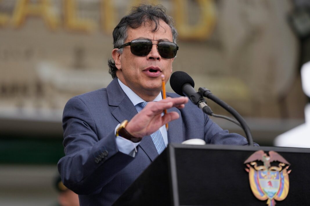 Gustavo Petro habla en un evento público