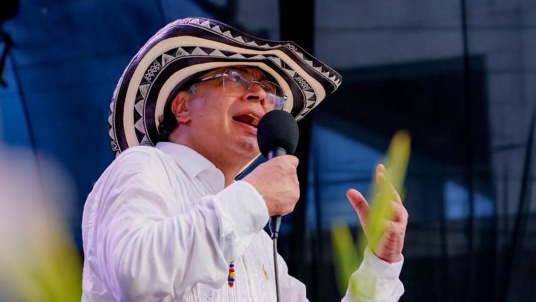 Gustavo Petro habla en una alocución transmitida por redes sociales