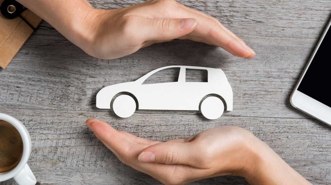 Concesionaria de autos 0 km con carteles de planes de ahorro