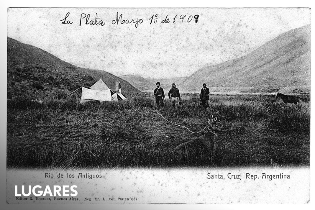Postal de 1899 con un huemul en primer plano en la estepa santacruceña