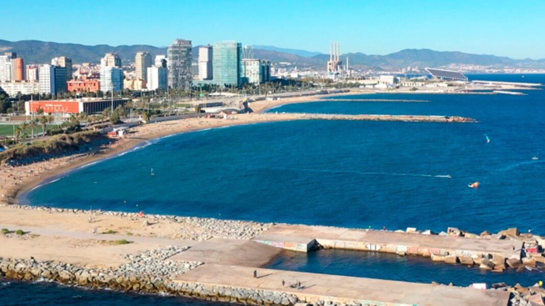 Vista de la ciudad de Barcelona con cielo despejado