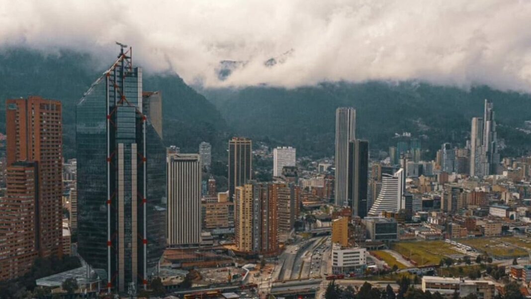 Vista panorámica de Bogotá con cielo nublado