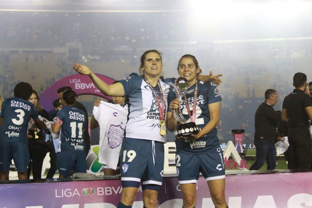 Andrea Pereira y Leighanne Robe posan con la camiseta de Pumas Femenil