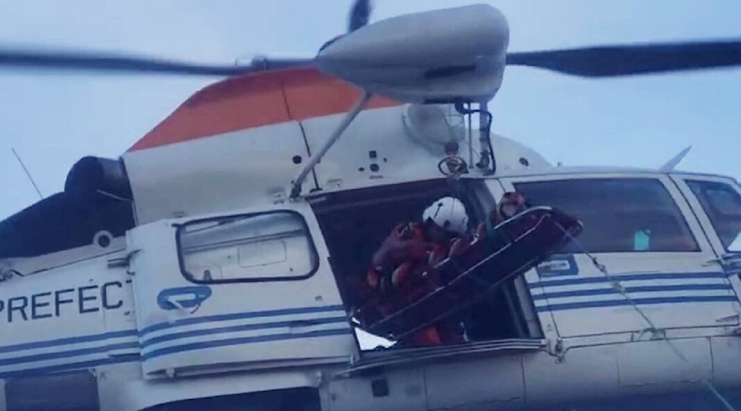 Helicóptero de la Prefectura Naval Argentina durante maniobra de aeroevacuación sobre el mar