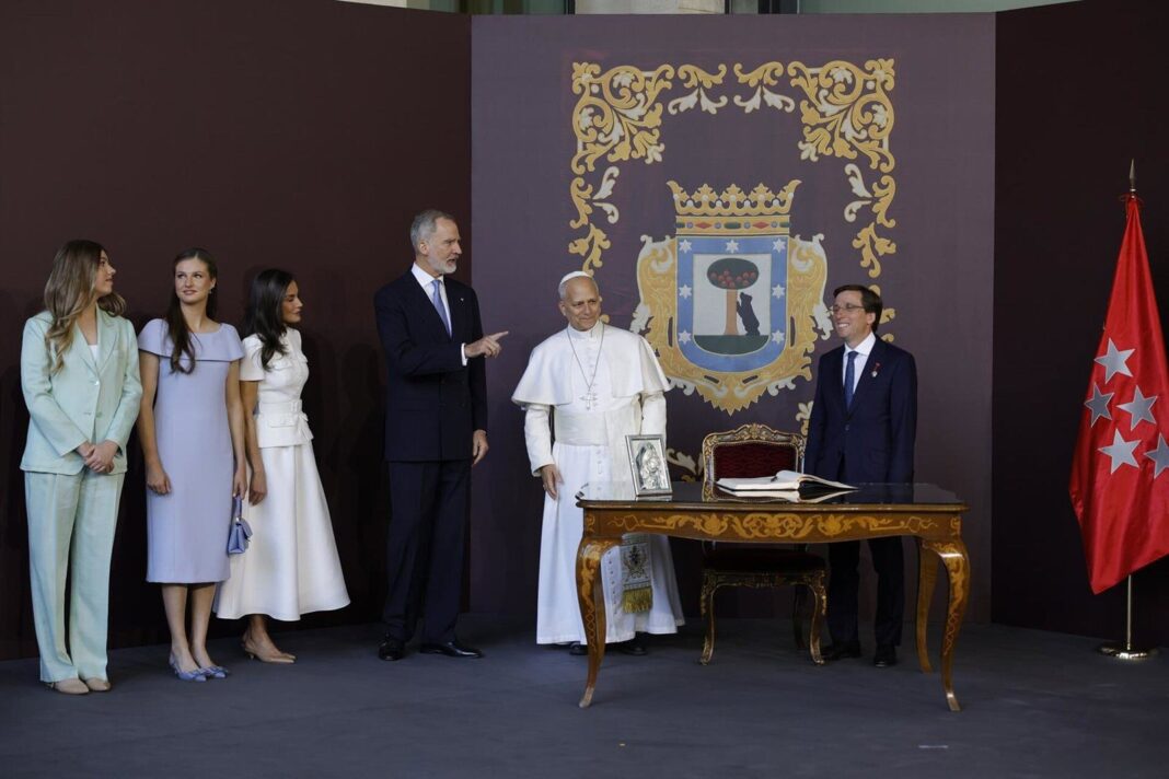 Reyes de España con sus hijas junto al Papa León XIV durante la Santa Misa en el Palacio de Cibeles