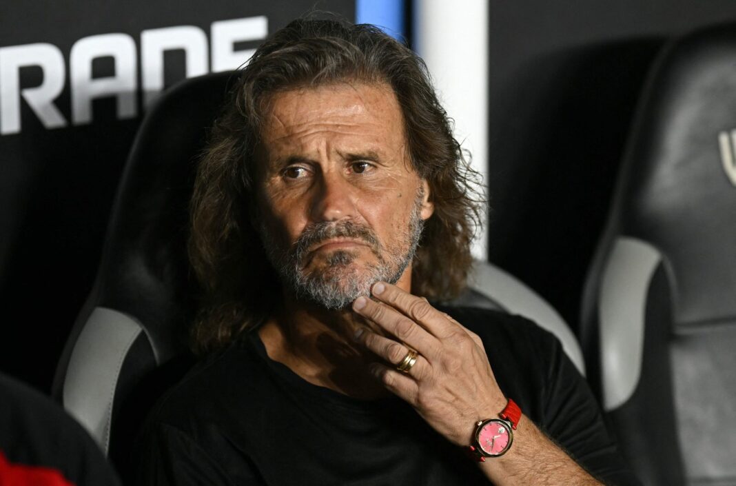 Rubén Insua durante un partido como director técnico de Barracas Central