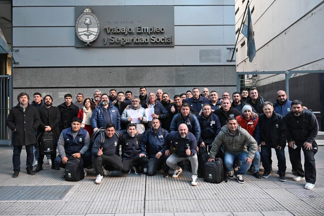 Trabajadores aceiteros en una planta industrial