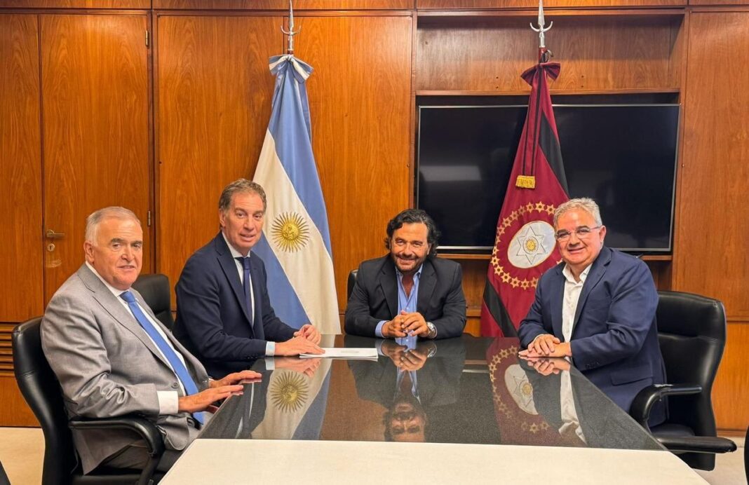 Diego Santilli y Luis Caputo reunidos con los gobernadores Raúl Jalil, Gustavo Sáenz y Osvaldo Jaldo en el Ministerio de Economía