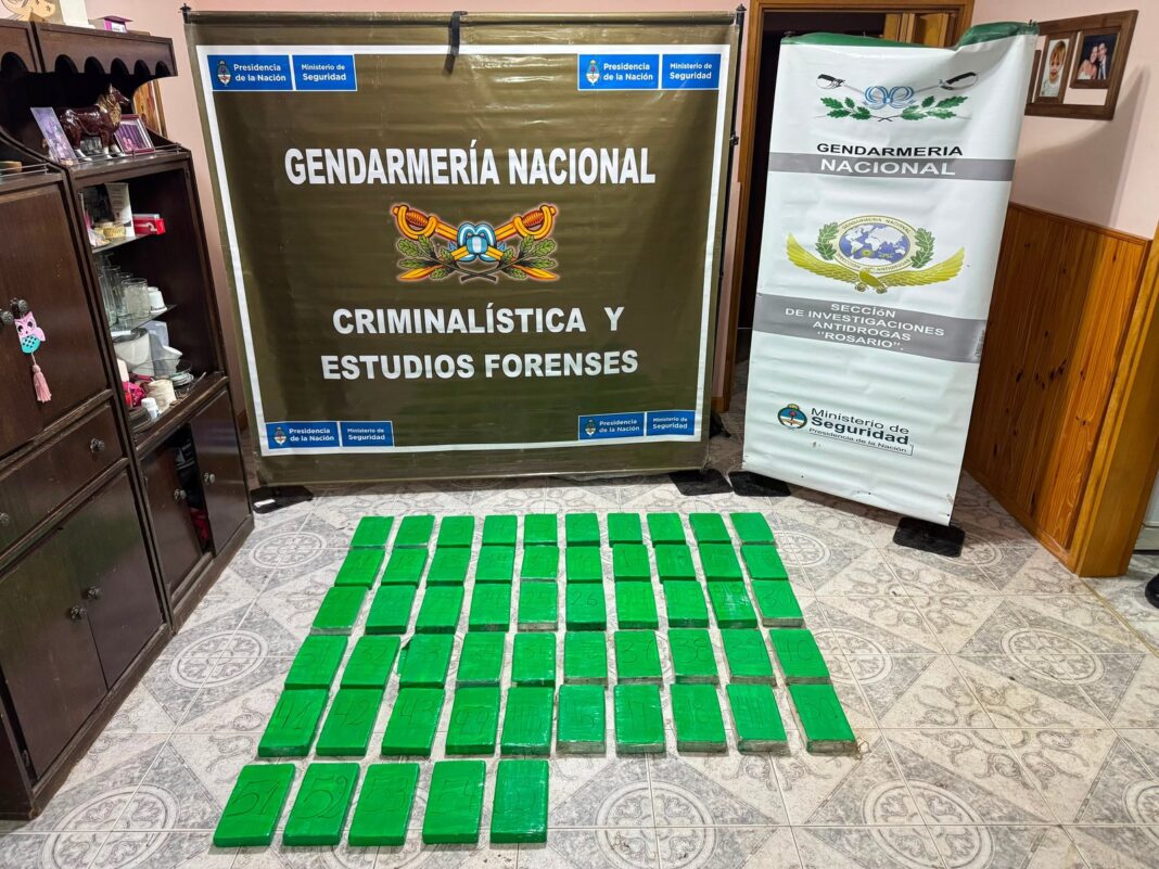 Gendarmería Nacional en el patio de una casa en Roldán con tierra removida