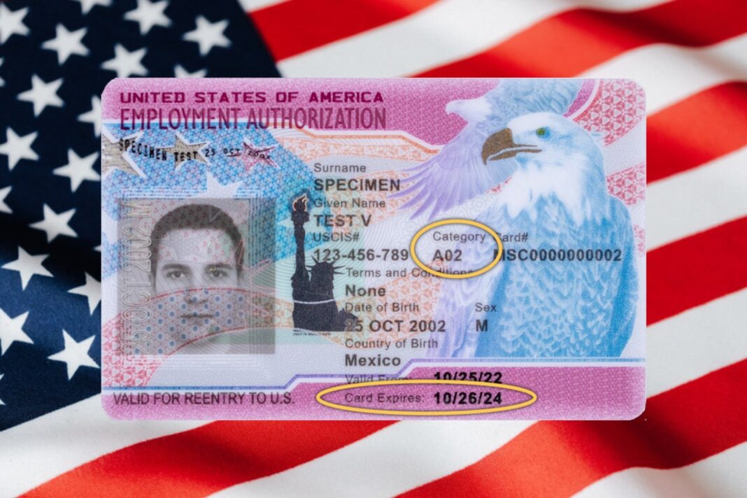Solicitante de asilo frente a edificio de Uscis en Estados Unidos