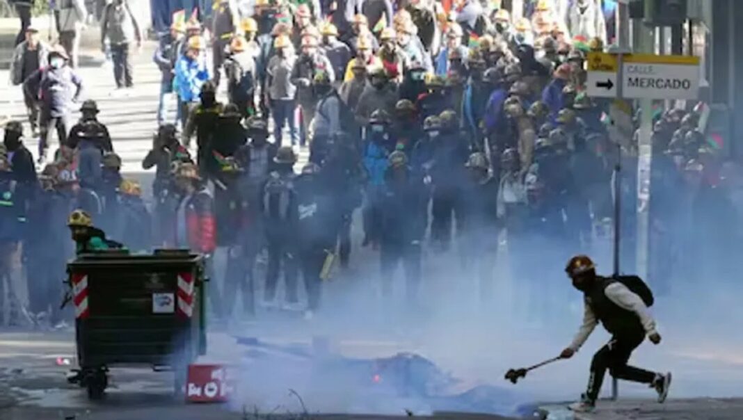 Manifestantes bloquean una carretera en Bolivia