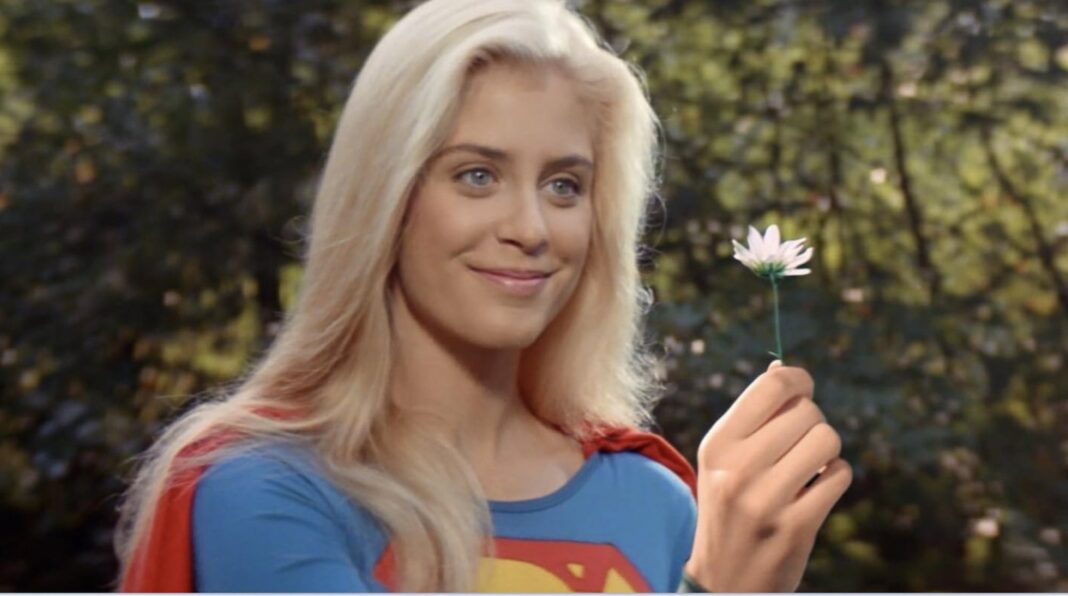 Helen Slater como Supergirl en la película de 1984