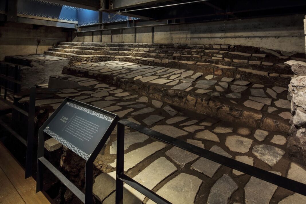 Vista del Templo de Ehécatl-Quetzalcóatl en el Museo del Templo Mayor
