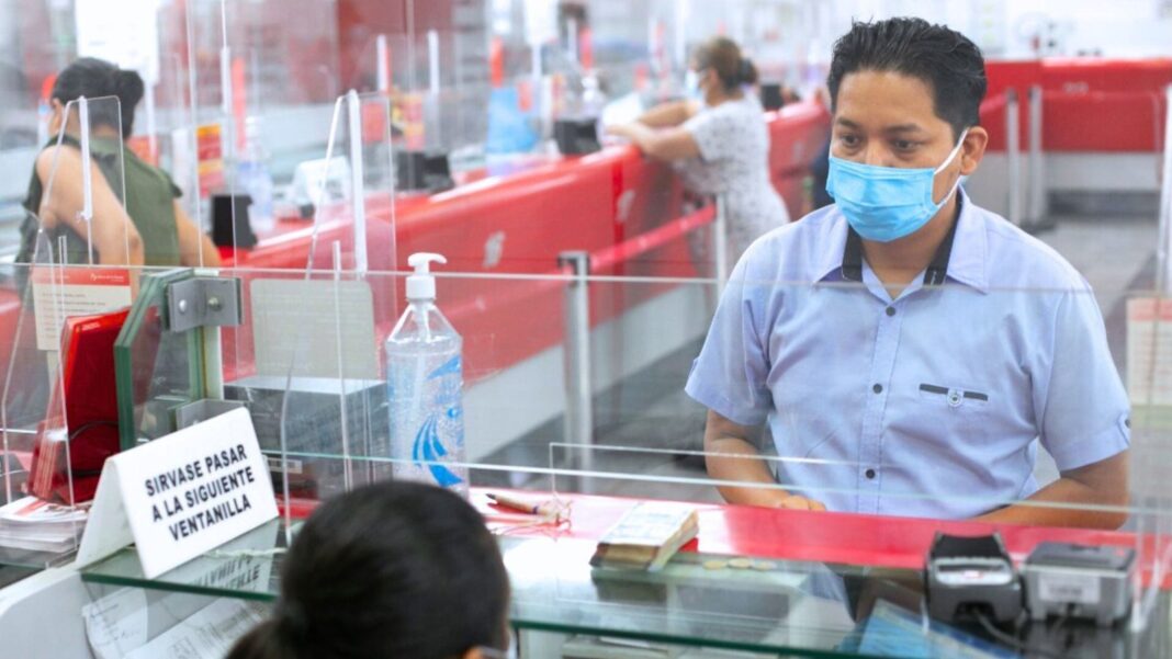 Trabajadores públicos en ventanilla del Banco de la Nación