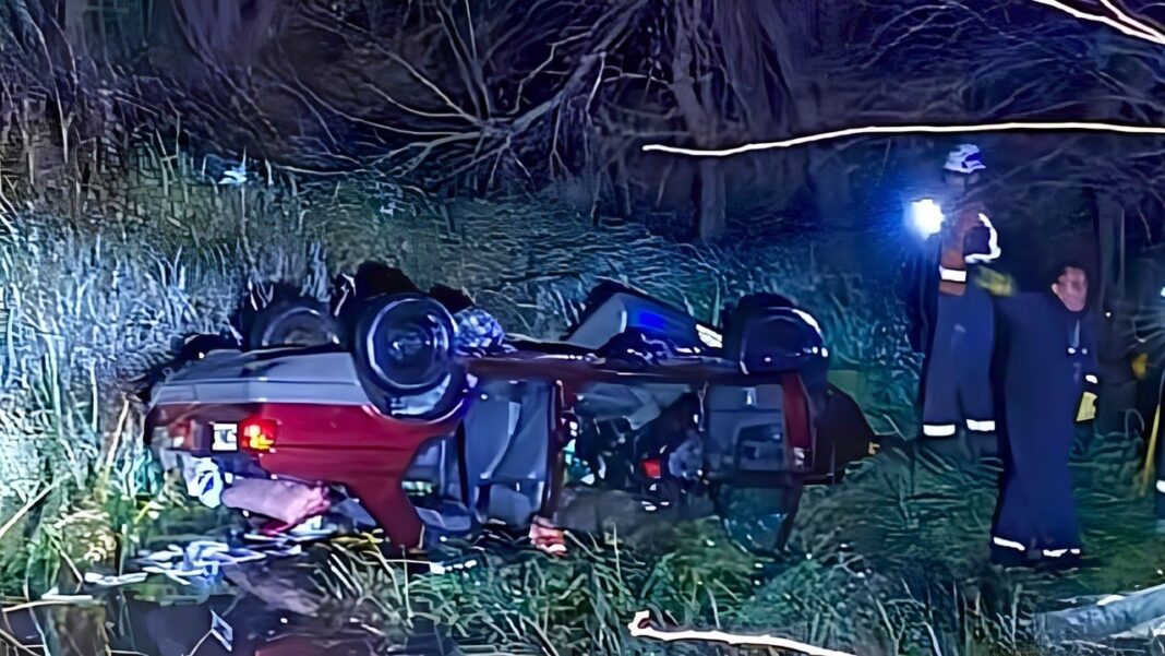 Vehículo volcado en arroyo Cañada Honda, Baradero