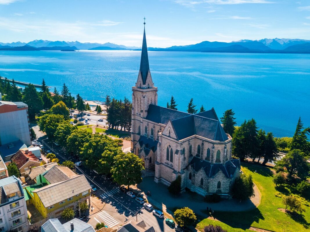 Vista panorámica de San Carlos de Bariloche con el lago Nahuel Huapi y la cordillera de los Andes