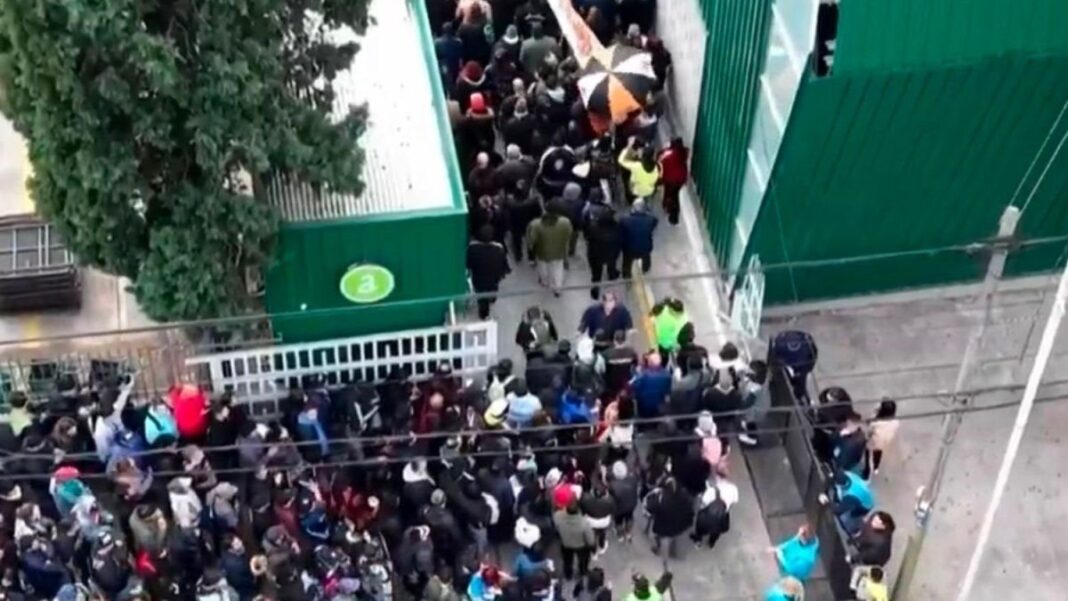 Multitud de fanáticos en la fila para el velatorio del Indio Solari en Parque Domínico